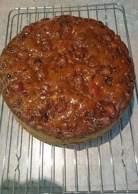 Slow Cooker Christmas Cake - Slow Cooker Tip Slow Cooker 4 Ingredient Fruit Cake, Slow Cooker Xmas Cake, Slow Cooker Fruit Cake, Slow Cooker Fruit Cake Recipes, Slow Cooker Christmas Cake Recipes, Slow Cooker Christmas Cake, Gluten Free Xmas Cake, Christmas Appies, Slow Cooker Cake Recipes