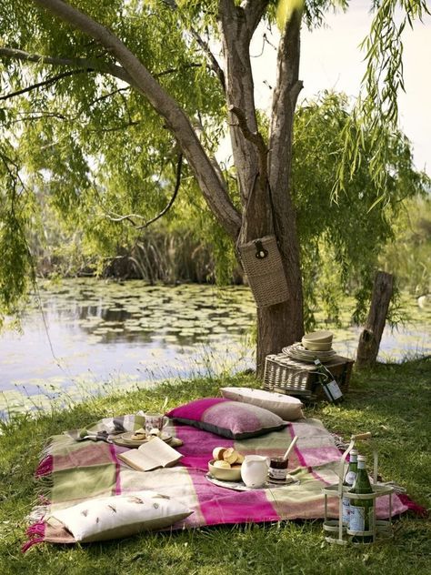 Cute Places, Romantic Picnic, Picnic Quilt, Picnic Inspiration, Romantic Picnics, Picnic Spot, Picnic Date, Perfect Picnic, Picnic Time