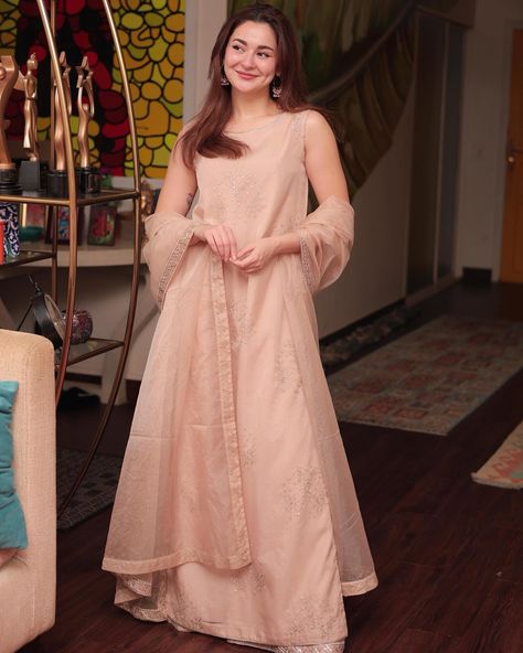 STYLED BY LAAM - Shop Hania Amir’s look at FLAT 50% OFF 😍✨ Brand: Rang-e-Haya ID: TCL9505 LINK IN BIO TO SHOP🛍️ Trendy Traditional Outfits, Hania Amir Dresses, Outfits For Office, Hania Aamir, Long Bridal Hair, Miranda Kerr Style, Hania Amir, Off Brand, Diwali Party