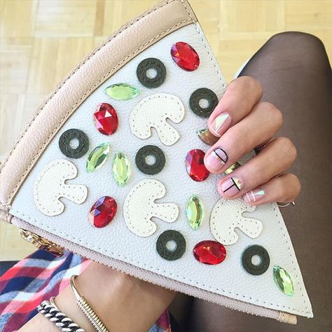 PIZZA BAG  @patriciachangny  #glassnail + #holenail #minimalglass  #unistella #pizzabag Funky Purses, Novelty Purses, Funny Bags, Unique Handbags, Diy Vetement, Diy Handbag, Unique Purses, Novelty Bags, Cute Purses