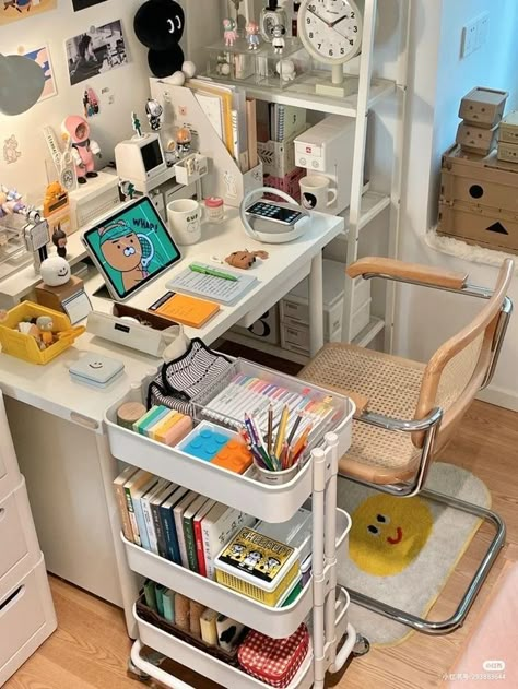 Dorm desk ideas Dorm Room Desk, Study Desk Decor, Desk Inspiration, Room Redesign, Pinterest Room Decor, Study Room Decor, Room Desk, Small Room Design, Dream Room Inspiration