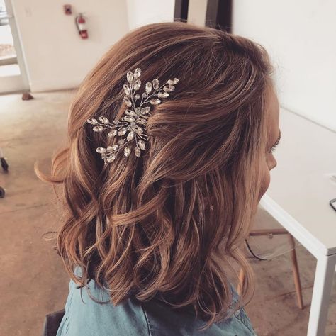 Broach Hairstyles, Soft Curls For Short Hair Wedding, Hair Pinned Back On Both Sides, Bridal Hair Shoulder Length, Bridal Hair Mid Length, Soft Curls For Medium Hair, Curled Hairstyles For Medium Hair, Bridesmaid Hair Inspo, Medium Length Curls