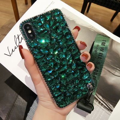 Phn Cover, Diy Rhinestone Crafts, Phone Case Diy Paint, Crystal Phone Case, Phone Covers Diy, Rhinestone Crafts, Bling Crafts, Bling Phone Case, Girly Phone Cases