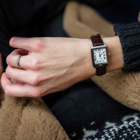 El estilo clásico se reinventa con este Casio Vintage. ⏰ Un diseño atemporal que combina una esfera minimalista y correa de piel, perfecto para darle un toque de elegancia a cualquier look. Ideal para mujeres que buscan un reloj sofisticado y versátil. 💫
�¡Añádelo a tu colección y lleva la moda vintage en tu muñeca! ⌚️
#CasioVintage #RelojMujer #EstiloClásico #ModaVintage #RelojesDeModa #Elegancia #TodoRelojes Casio Vintage, Moda Vintage, Vintage Design, Arm Band