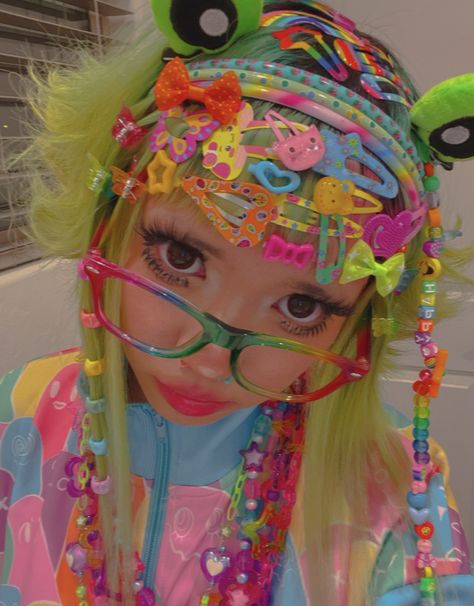 Decorakei Fashion, Decora Outfits Aesthetic, Decora Clothes, Kidcore Hair, Decora Kei Outfits, Neon Outfit Ideas, Decora Fashion Outfits, Cybr Grl, Harajuku Decora Kei