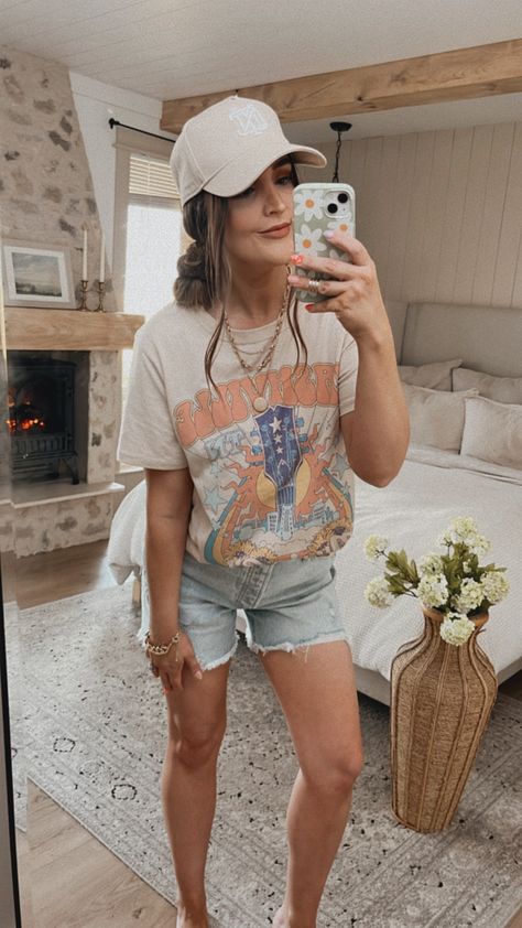 Style Trends 2023, Summer Outfit 2023, Nashville Graphic, Cozy Summer, Affordable Jeans, Cozy Outfits, Cozy Outfit, Old Navy Jeans, Casual Summer Outfit