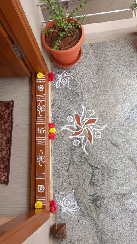 Small Rangoli Design Border, Gadapa Muggu Designs Simple, Gadapa Muggu Designs, Small Rangoli Design For Daily, Thulasi Plant Decoration, Small Kolam Designs, Simple Kolam Designs, Simple Rangoli With Dots, Easy Rangoli Designs Videos