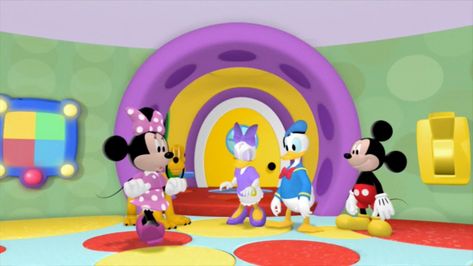 Minnie's having a picnic to celebrate the new Mickey Mouse Clubhouse Picnic Grounds, but she needs lots of help from Mickey and friends to make the ev… Mickey Mouse House, Pet Parade, New Mickey Mouse, Free Cartoons, Flower Shower, Birthday Surprise Party, Mickey Mouse Clubhouse, Animal Projects, A Picnic