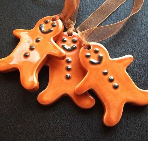 Tidgy ceramic gingerbread man - Folksy Christmas Ornaments Pottery, Clay Decorations, Diy Christmas Tags, Hantverk Diy, Ceramic Christmas Decorations, Gingerbread Man Christmas, Gingerbread Ornaments, Ceramic Inspiration, Pottery Handbuilding