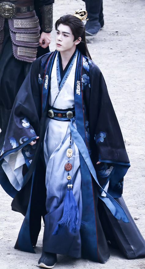 Korean Traditional Outfit Men, Men Hanfu Chinese Clothing, Kimono Aesthetic Male, Chinese Robes Men, Chinese Fantasy Clothing Male, Men In Traditional Wear, Male Chinese Clothing, Chinese Male Fashion, Blue Hanfu Men