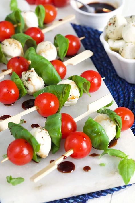 Easy NO COOK appetizer recipe for any gathering, Caprese Salad Skewers are like a salad on a stick! Perfect for parties, picnics or a simple snack at home. Salad Skewers, Caprese Appetizer, Caprese Salad Skewers, Ensalada Caprese, Caprese Recipes, Progressive Dinner, Skewer Appetizers, Caprese Skewers, Skewer Recipes