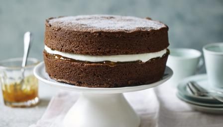 Chocolate cake meets Victoria sponge in Mary's easiest ever chocolate cake recipe filled with cream and jam. Mary Berry Chocolate Cake, Berry Chocolate Cake, Mary Berry Cakes, Cake Recipes Uk, White Cake Recipes, Mary Berry Recipes, Mary Berry Recipe, Victoria Sponge Cake, Chocolate Cake Recipe Easy