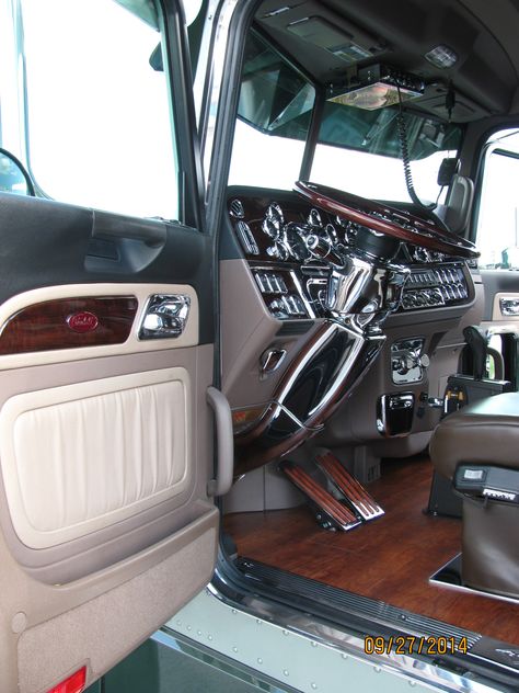 389 pete int. Peterbilt Interior, Semi Trucks Interior, Black Over Knee Boots, Car Seat Upholstery, Custom Peterbilt, Trucks For Sell, Truck Living, Diesel Fashion, Diesel Trucks Ford