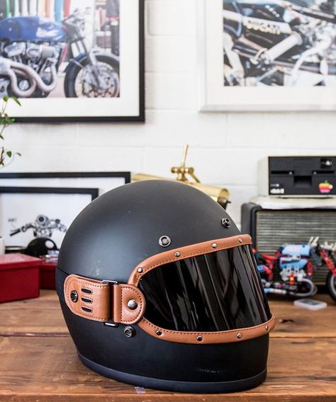 Racer Helmet, Sepeda Retro, Mobile Cafe, Cafe Racer Helmet, Moto Scrambler, Cool Motorcycle Helmets, Victory Motorcycles, Vintage Helmet, Cafe Racing