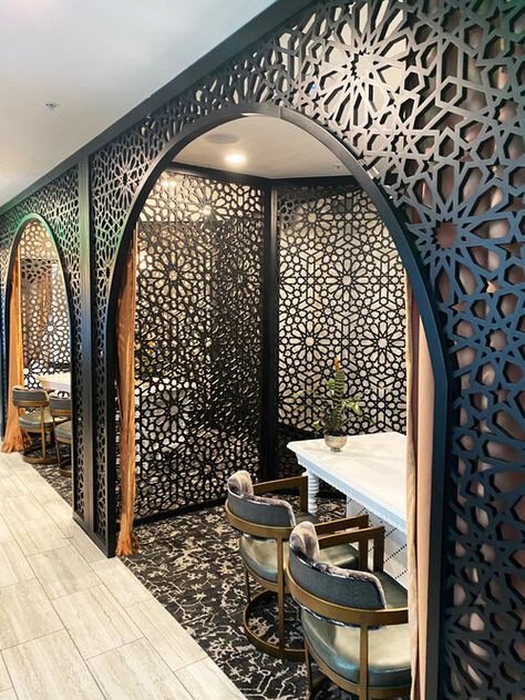 Mandi Restaurant Interior, Mandi Restaurant Design, Islamic Interior Design Restaurant, Restrant Idea, Moroccan Restaurant Interior, Laser Cut Design Pattern, Modern Restaurant Interior, Dekorasi Maroko, Moroccan Restaurant