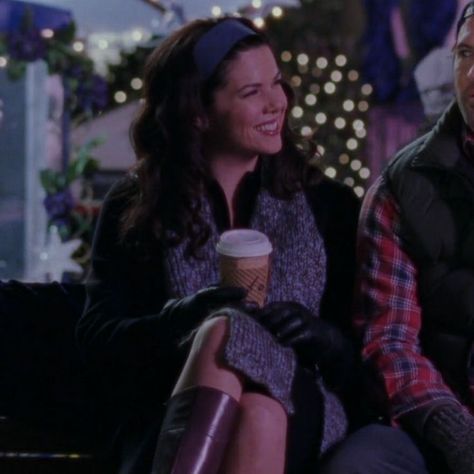 Lorelai Gilmore Snow, Lorelai Gilmore Outfits, Gilmore Girls Christmas, Gilmore Outfits, Lorelei Gilmore, Gilmore Girls Outfits, Team Logan, Lauren Graham, Lorelai Gilmore