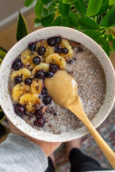 This warm chia pudding is a delicious, grain-free alternative to oatmeal that comes together quickly on the stove. It’s topped with gooey caramelized bananas and a sweet and salty tahini caramel for the ultimate breakfast bowl! Chia seed pudding has always been a favourite of mine when it comes to […] Tahini Caramel, Grain Free Diet Recipes, Egg-free Recipes, Chia Pudding Breakfast, Ultimate Breakfast, Caramelized Bananas, Chia Seed Pudding, Caramel Recipes, Gluten Free Dairy Free Recipes