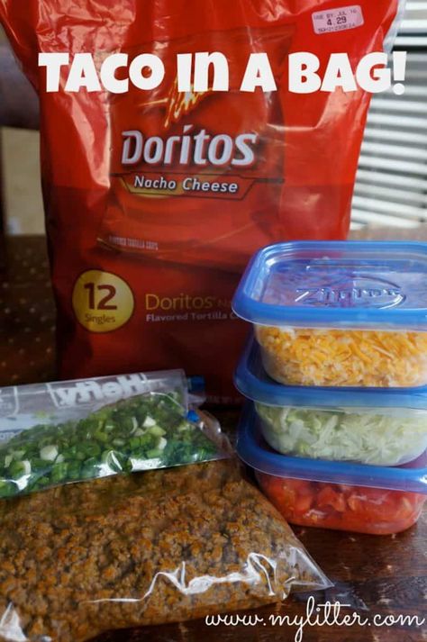 The ingredients for Tacos in a Bag - spring onion, doritos, cheese, minced meat, lettuce and tomatoes. Camping Hacks With Kids, Taco In A Bag, Camping Bedarf, Pastas Recipes, Camping Dinners, Easy Camping Meals, Campfire Food, Family Camping Trip, Pita Chips