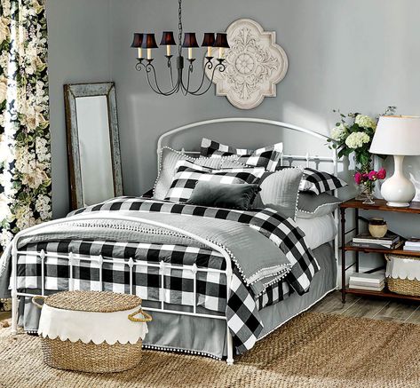 Buffalo Check: Black & White Year-Round Home Decor Ideas Buffalo Check Bedroom, Buffalo Plaid Bedroom, Plaid Bedroom, Bedroom Updates, Pallet Furniture Bedroom, Decor Pillows, Spare Bedroom, Design Del Prodotto, Rustic Bedroom