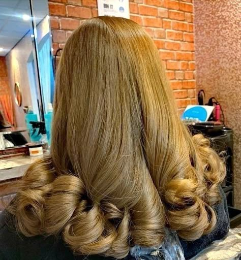 Big Curls For Long Hair, Vintage Hair Salons, Beautiful Gray Hair, Curls For Long Hair, Big Curls, Hair Flip, Happy Hair, Jairzinho, Long Hair Girl