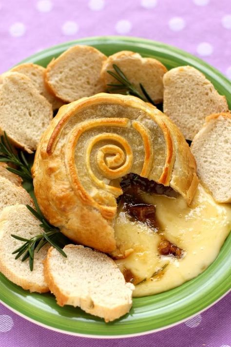 Brie En Croute with Figs & Rosemary - Willow Bird Baking Brie Appetizer Recipes, Bloomin Apples, Cheesy Snacks, Brie Recipes Appetizers, Baked Brie Appetizer, Brie En Croute, Baked Brie Recipes, Lessons In Life, Brie Appetizer