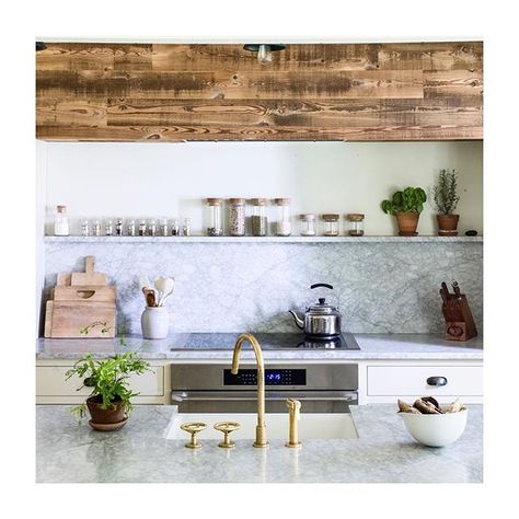 A super functional niche: cool honed carrara countertop, backsplash & spice ledge | reclaimed barn wood range hood | unlacquered brass faucet | induction cooktop | built by @carrmichaelconstruction  #Regram via @www.instagram.com/p/BZbvJWtB_yx/ Lauren Leiss, Old Bathrooms, Lauren Liess, Hearth Room, Kitchen Ceiling, Bright Homes, Little Kitchen, Elements Of Style, Residential Design