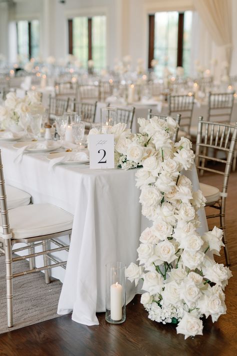 modern white roses White Rose Tall Centerpiece Wedding, All White Wedding Table Decor, All White Floral Centerpieces, Wedding Table Centerpieces Long Tables, White Wedding Centerpieces Elegant, White Rose Table Decor, Long Table Decor Wedding, White Roses Wedding Centerpieces, Wedding Rectangle Table Decorations