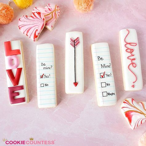 Valentines Cookies Decorated Ideas, Cookie Decorating Tools, Stick Packaging, May Spread, Chocolate San Valentin, Valentines Day Sugar Cookies, Valentine Cookies Decorated, Cookie Countess, Cookie Decorating Supplies