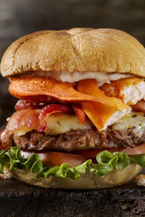 Seafood Burger Recipes, Lobster Burgers, Lobster Burger, Seafood Burger, Hamburgers Recipes, Fancy Burgers, Burger Toppings, Lobster Meat, Gourmet Burgers