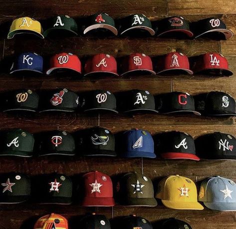 Snapback Aesthetic, Fitted Hats Aesthetic, Baseball Fitted Hats, Pakaian Hipster, Summer Swag Outfits, Custom Fitted Hats, Swag Hats, Streetwear Hats, Dope Hats