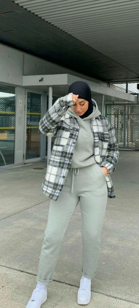 Hijabi Nike Outfits, Hijabi Sweatpants Outfit, Sweatpants Outfit Hijab, Street Hijab Fashion Casual, Hijabi Streetwear, Modest Street Fashion, Hijab Fashion Summer, Estilo Hijab, Stile Hijab