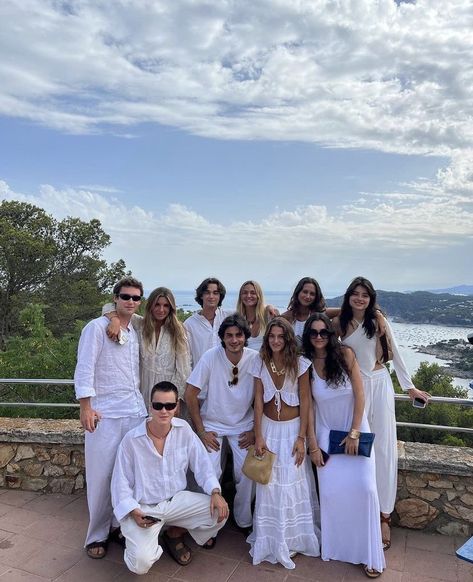 Beach Bday Outfit, White Dresscode Party, Rich Family Portrait, Family Reunion Aesthetic, Money Couple Aesthetic, All White Beach Party Outfit, Aesthetic Summer Couple, Old Money Couple Aesthetic, Girl Aesthetic Brunette