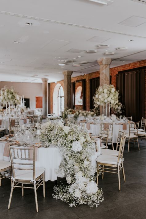 White & Gold Wedding Decor #mirror #mirrortable #weddingideas #wedding #elegant #hydrangeas #gypsophila #babysbreath Gypsophila Wedding Aisle, Gypsophila Wedding Table, White Gold Wedding Decor, Gypsophila Wedding Decoration, Gold Winter Wedding, Gold Wedding Decor, Gypsophila Wedding, Gold Chair, Decor Mirror