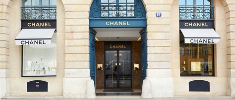 How a Literature Major Became Chanel’s First Global CEO Chanel Price, Paris Canvas, Chanel Outlet, Chanel Boutique, Chanel Store, Paris Shopping, Shopping Chanel, City House, City Buildings