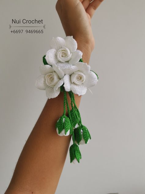 Crochet Flower Corsage, Crochet Corsage, Wedding Crochet Patterns, Crochet Furniture, Prom Corsage And Boutonniere, Crochet Roses, Bridesmaid Corsage, Wrist Flowers, Crochet Doll Tutorial