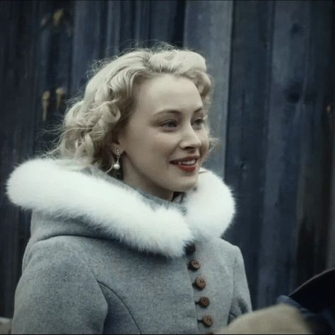 Narcissa Malfoy Fan Cast, Sarah Gadon Narcissa, Narcissa Black Fancast, Young Narcissa Malfoy, Marauders Cast, Marauders Fancasts, Narcissa Black, Period Dresses, Shifting Board