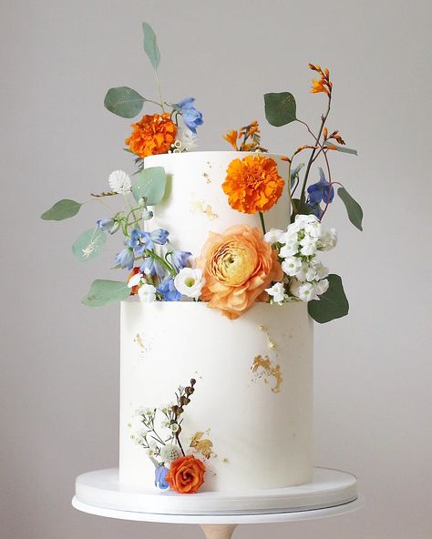 Artistic Wedding Cake, Wedding Dessert Table Decor, Queen Cake, Wedding Cake Trends, Soul Cake, Colorful Wedding Cakes, Fondant Flower Cake, Fondant Wedding Cakes, Small Wedding Cakes