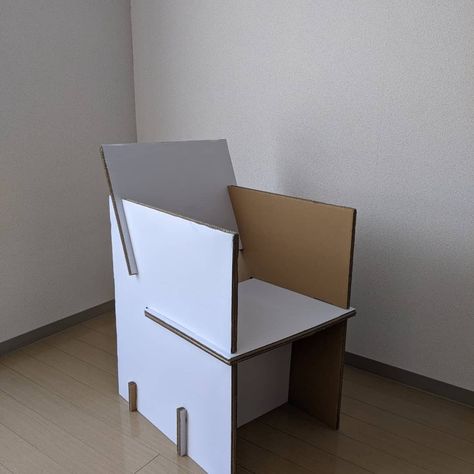 I made a cardboard chair with handrail. It's very confortable! Why don't you use this? Cardboard Chair Diy, Drawing Installation, Paper Chair, Cardboard Chair, Unique Chairs Design, Modular Chair, Cardboard Design, Concept Models Architecture, Paper Furniture