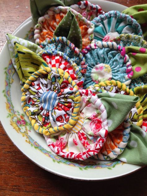 Yo Yo Quilt, Clothes Art, Fabric Flower Tutorial, Fabric Brooch, Yo-yos, Pola Sulam, Cloth Flowers, Scrap Fabric, Fabric Flowers Diy