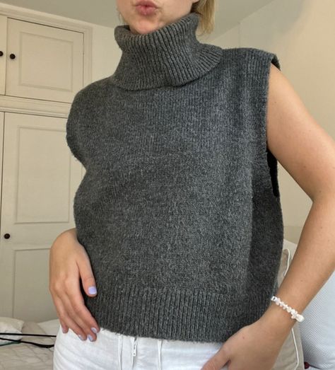 Gray Crew Neck Sweater Vest For Winter, Gray Crew Neck Sweater Vest For Layering, Fitted Knit Turtleneck Sweater Vest, Fitted Gray Knit Sweater Vest, Gray Knit Sleeveless Sweater Vest, Knit Vest Outfit, Uni Outfits, Grey Outfit, Vest Outfits