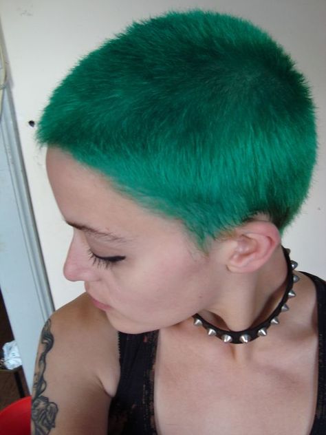 Short Green Hair, Buzzed Hair Women, Short Punk Hair, Hairstyles Color, Buzzed Hair, Shaved Hair Designs, Punk Hair, Penteado Cabelo Curto, Shaved Head