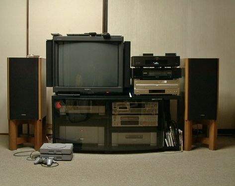 retro all the way Cathode Ray Tube, Vintage House Interior, Gay Best Friend, Room Redesign, Old Radios, Cool Tech, Playing Video Games, Old Tv, My Room