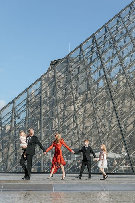 Family photoshoot at Trocadero and Louvre Museum Paris Photoshoot, The Louvre Museum, Tuileries Garden, Family Of 5, Portrait Photoshoot, Louvre Museum, The Louvre, Family Pics, The Eiffel Tower