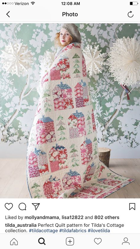 House Quilt Block, Cottage Quilt, Pretty Quilt, House Quilts, Christmas Quilts, Scrappy Quilts, Mini Quilts, The Cottage, Easy Quilts