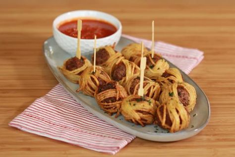 Get Meatball and Spaghetti Skewers Recipe from Food Network Meatball And Spaghetti, Quick Mac And Cheese, Meatballs And Spaghetti, Meatball Skewers, Skewer Recipes, Dinners To Make, Dinner And A Movie, Pizza Bites, Fast Dinners