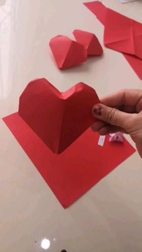 Valentine Crafts Origami, Heart 3d Paper Crafts, Cute Origami Gifts Valentines, Velentainday Gift Diy, Origami Valentine Ideas, Cute Origami For Boyfriend, Origami For Boyfriend, Origami Heart Tutorial, Origami Valentines