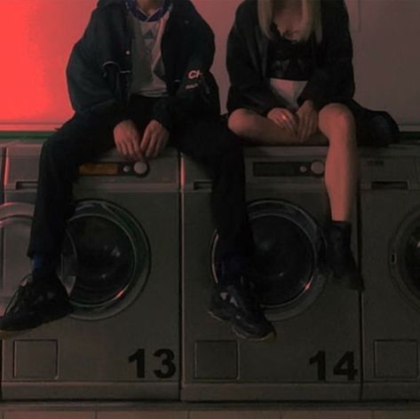 🕯⚞ ◜†◝ ⚟ ❞ Grunge Couple, Peisaj Urban, Foto Top, Mode Grunge, Image Swag, Shotting Photo, Foto Vintage, Grunge Photography, Foto Inspiration