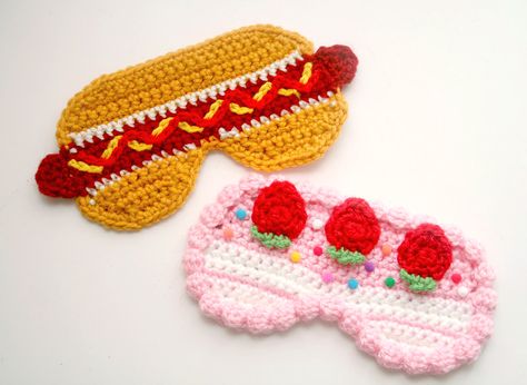 cakeanddogsm Twinkie Chan, Crochet Mask, Crochet Eyes, Sleep Masks, Crochet Clothing And Accessories, Crochet Food, Manta Crochet, Crochet Books, Strawberry Cake