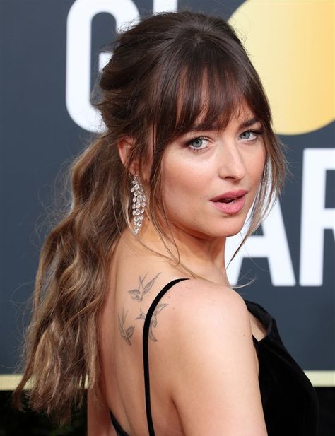 Golden Globes 2018: The best hairstyles on the red carpet Oscar Hairstyles, Dakota Johnson Hair, Red Carpet Hair, Golden Globes Red Carpet, Long Hair With Bangs, The Best Hairstyles, Wedding Hair And Makeup, On The Red Carpet, Grunge Hair