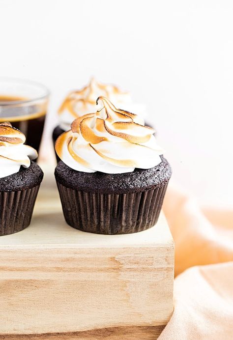 Toasted Meringue Frosting, Torched Meringue, Meringue Cupcakes, Moist Chocolate Cupcakes, S Mores Cupcakes, Cake Flavours, Meringue Topping, Meringue Frosting, Dessert Inspiration